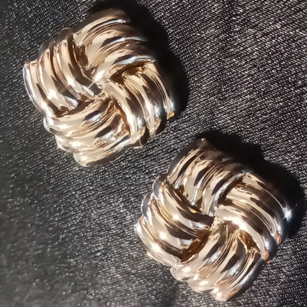 Basket weave stud earrings. Gold tone